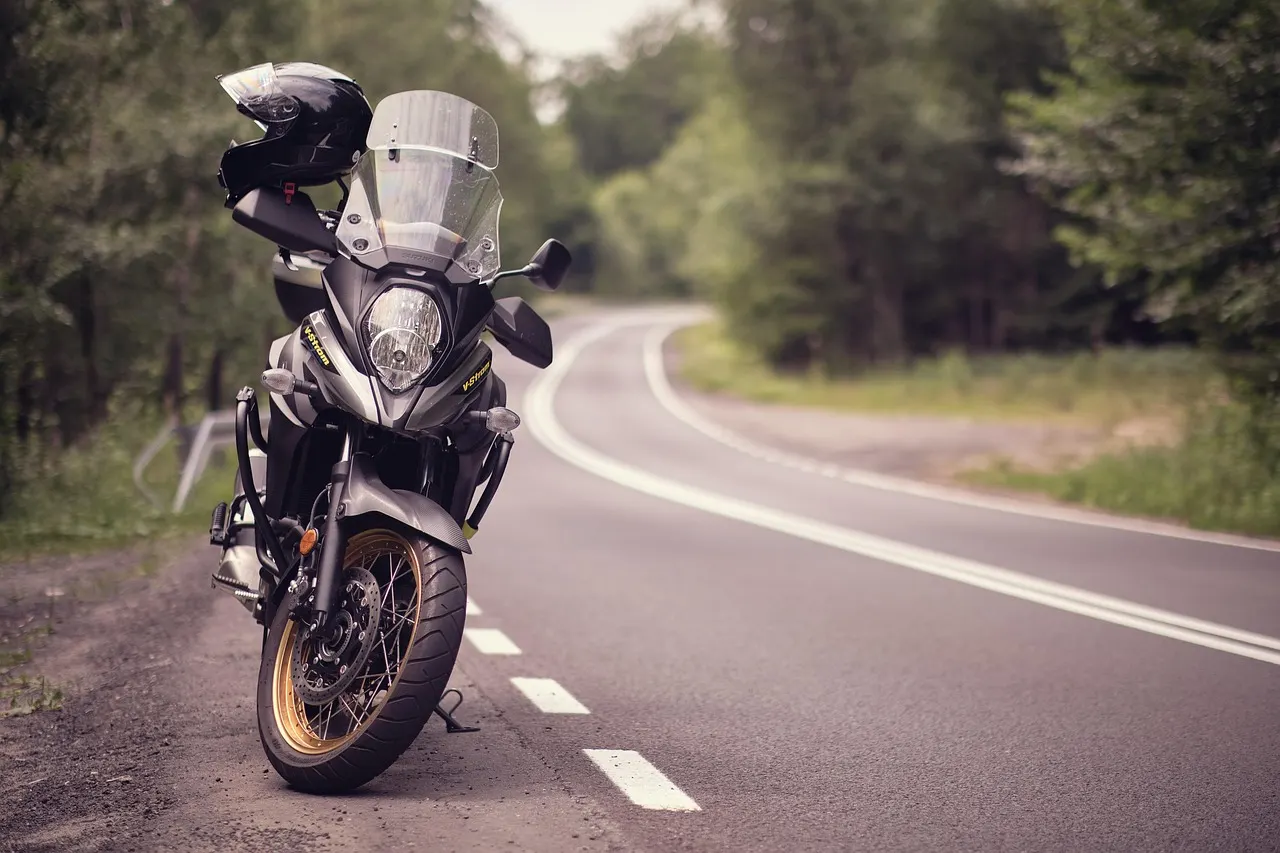 Moto garée sur le bord d’une route de campagne